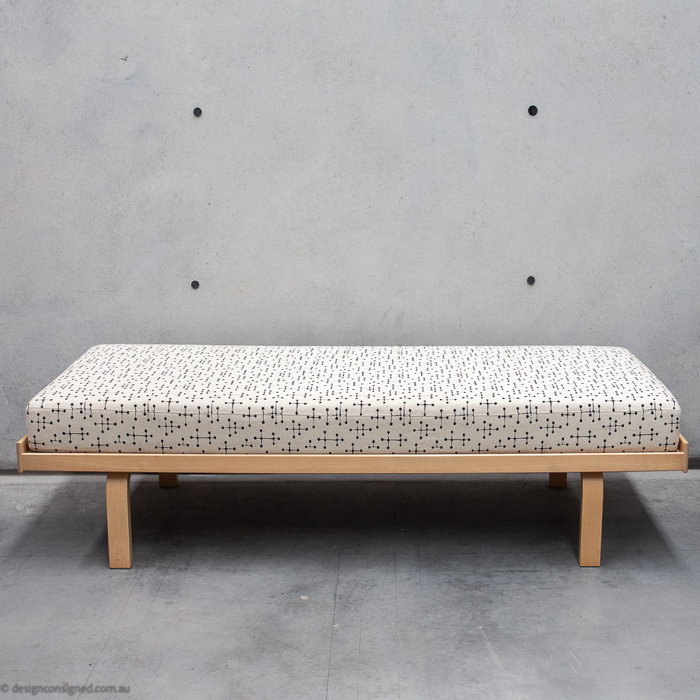 710 daybed sofa by Alvar Aalto for artek furniture 710 daybed sofa by Alvar Aalto for Artek furniture