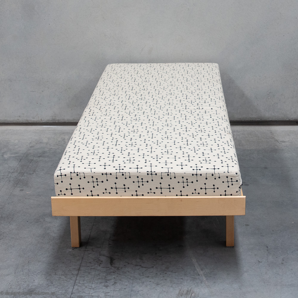 710 daybed sofa by Alvar Aalto for artek furniture for sale 710 daybed sofa bed by Alvar Aalto for Artek design