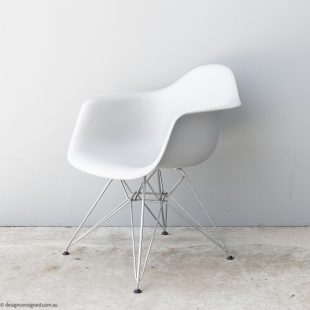authentic eames eiffel base armchair by Vitra design